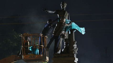 Jefferson Davis Statue Comes Down in New Orleans - The New York Times