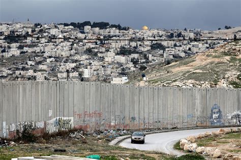 מושבים השתלטו על קרקע שפלסטינים נטשו אחרי הקמת גדר ההפרדה - מדיני ביטחוני - הארץ