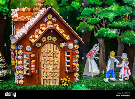 Hansel And Gretel House Of Sweets : The Gingerbread House In Hansel And Gretel Slap Happy Larry ...