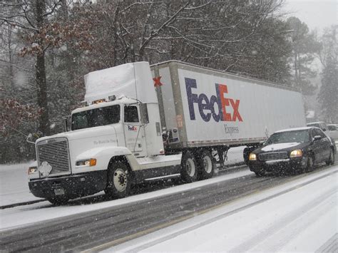 File:FedEx Express truck in the snow 2011-02-09 Memphis TN.jpg - Wikimedia Commons