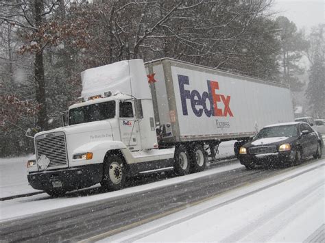 File:FedEx Express truck in the snow 2011-02-09 Memphis TN.jpg - Wikimedia Commons