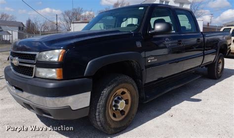 2005 Chevrolet Silverado 3500 Crew Cab pickup truck - OILTIZER