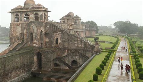 7 Forts You Can Explore in Madhya Pradesh - lifeberrys.com