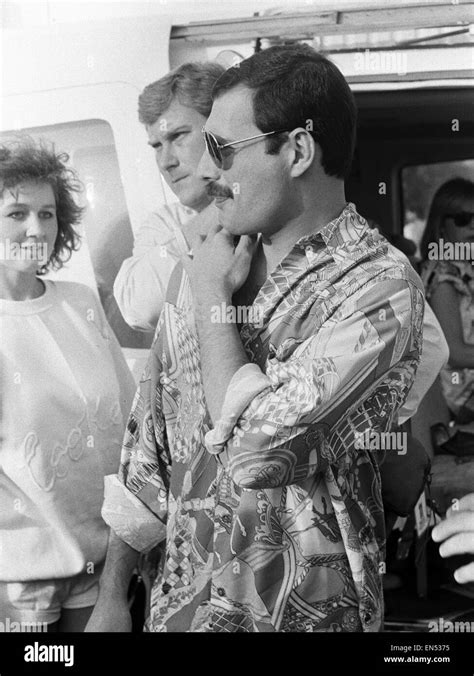 Freddie mercury 1986 knebworth hi-res stock photography and images - Alamy