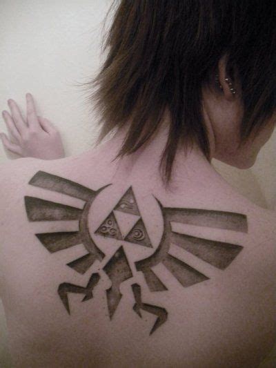 Huge Zelda Hyrule crest tattoo | #tatouage #fashiongeek #botw Crest ...