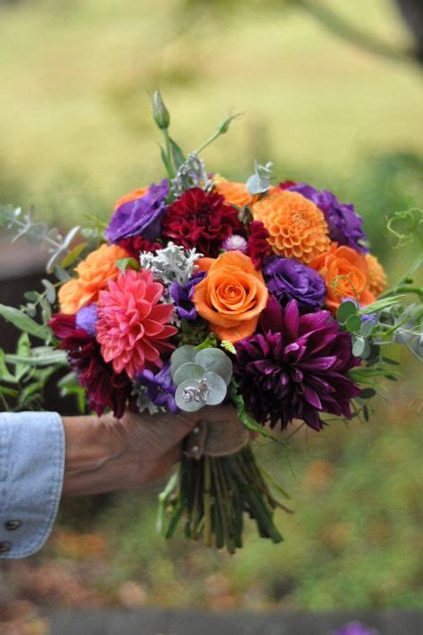 October bouquet Love the style of this bouquet, From Linda Doan. # ...