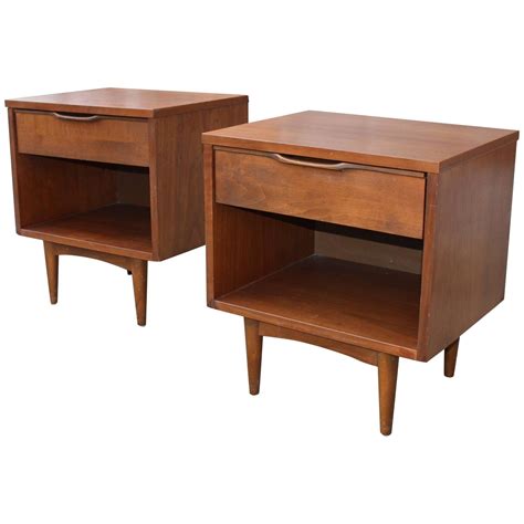 Pair of Mid-Century Modern Nightstands at 1stdibs