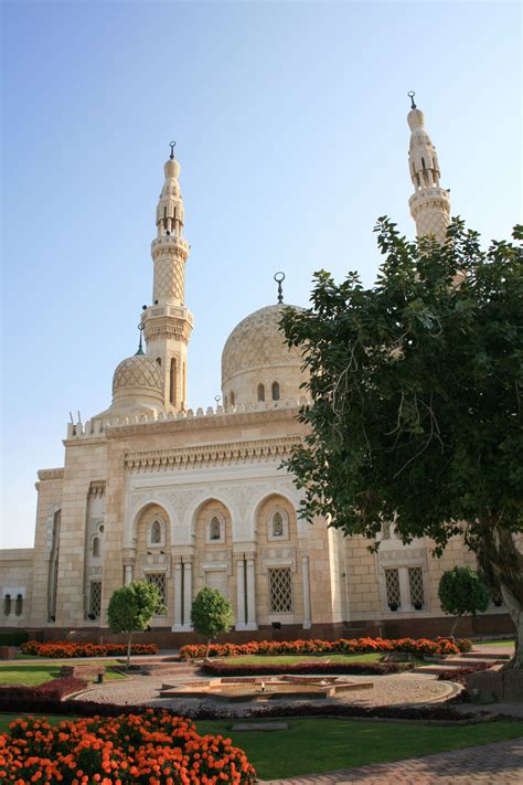 Visiting Jumeirah Mosque in Dubai