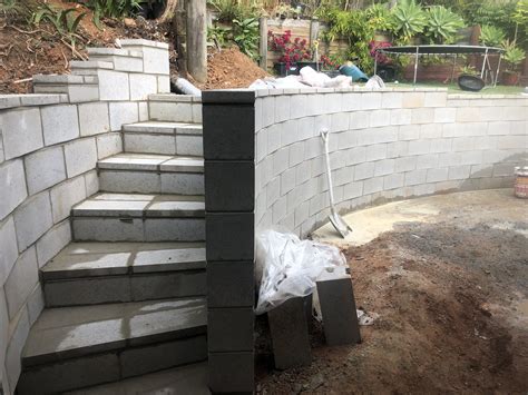 Curved wall with step | Landscaping retaining walls, Building a retaining wall, Backyard ...