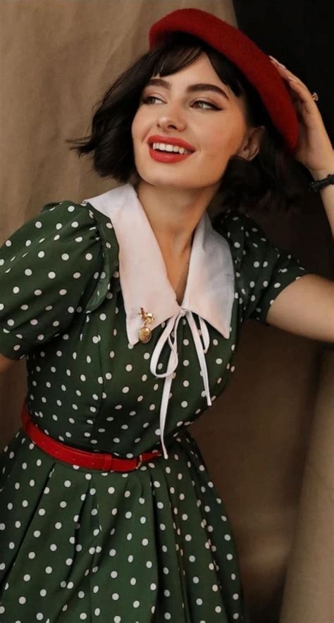 Cute Vintage Green Dress Paired with Red Beret and Belt em 2023 ...