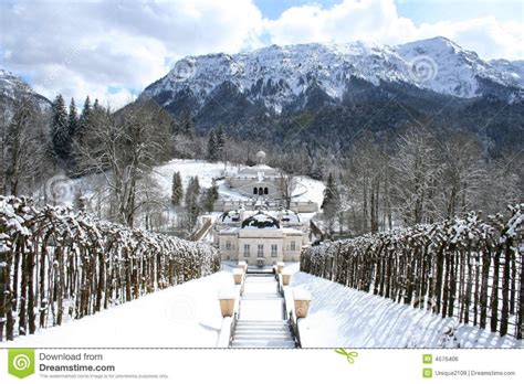 15 Stunning Pictures And Images Of The Linderhof Palace During Winters ...