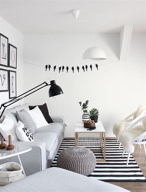 How To Enhance A Décor With A Black And White Striped Rug