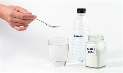 Baking soda and white vinegar: Is this popular cleaning duo completely pointless? | Express.co.uk