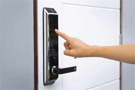 Smart Door Locks vs. Traditional Locks: Key Comparisons