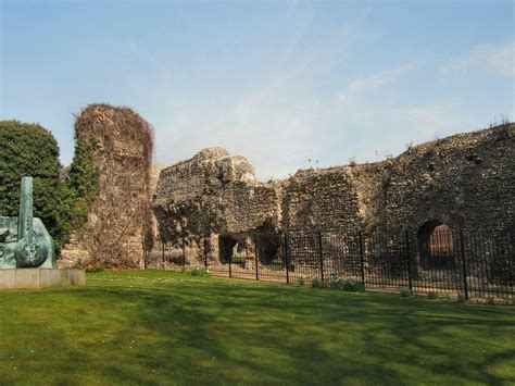 Reading Abbey ruins © Paul Gillett cc-by-sa/2.0 :: Geograph Britain and Ireland