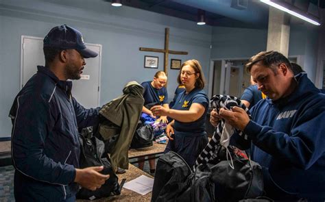 DVIDS - Images - Sailors Volunteer at Union Gospel Mission Portland [Image 3 of 6]