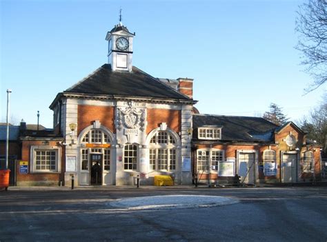 Hatch End railway station © Nigel Cox cc-by-sa/2.0 :: Geograph Britain and Ireland