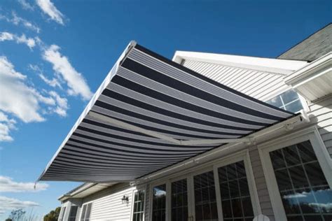 Manual vs Motorized l Retractable Awnings | Marygrove Awnings