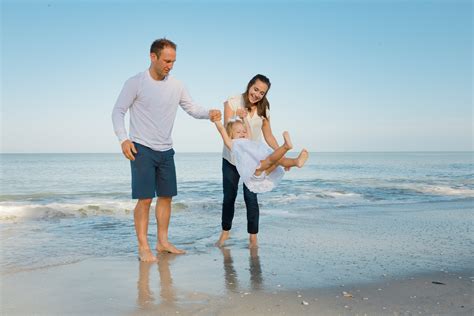 Fun Family Beach Poses — Kelly Goggin Photography