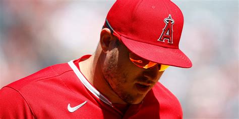 Mike Trout improving in recovery from broken wrist