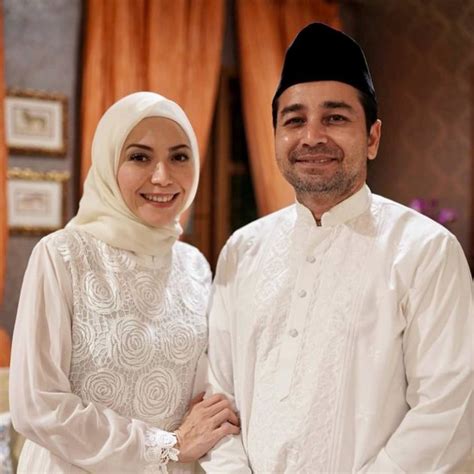 Portrait of Umar Lubis and his rarely spotlighted wife, harmonious for 26 years - Still ...