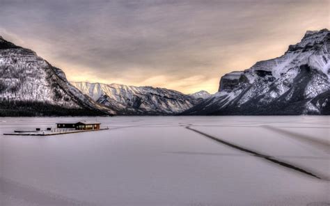 HD Lake Minnewanka Canada In Winter Wallpaper | Download Free - 66669