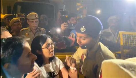 Delhi Police detains DCW chief Swati Maliwal from Jantar Mantar - IBTimes India