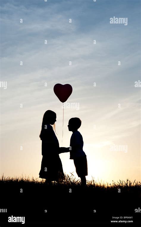 [10000ダウンロード済み√] holding hands boy and girl silhouette sunset drawing 659507 - Bestpixtajp6ood