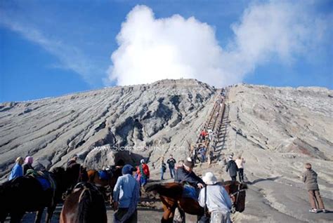 Kawah gunung Bromo. Gunung Gunung Bromo masih aktif dan… | by Joko ...