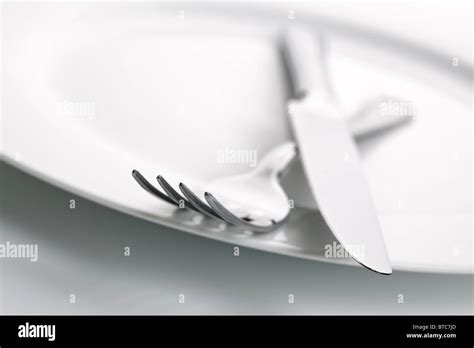 Dinner plate, knife and fork silverware Stock Photo - Alamy