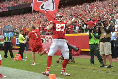 WATCH: Travis Kelce shows off nifty dance moves after TD | Yardbarker.com