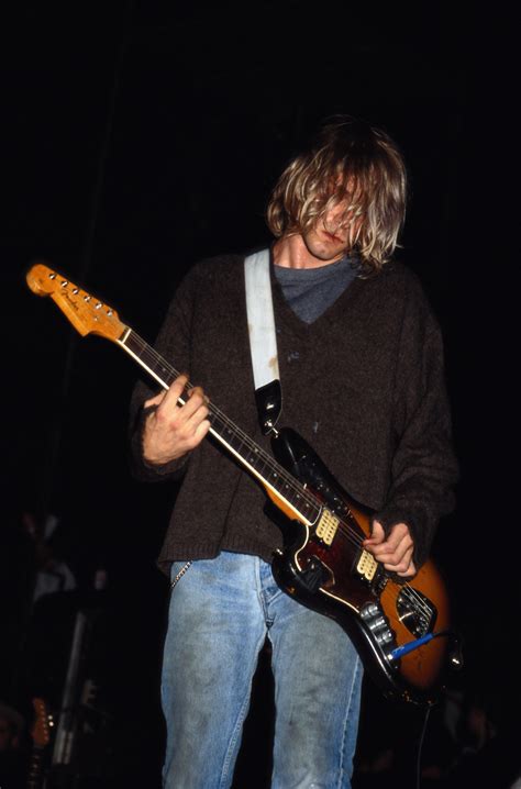 Kurt Cobain live on Halloween night, 1991. : r/Nirvana