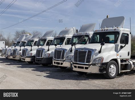 Freightliner Semi Image & Photo (Free Trial) | Bigstock