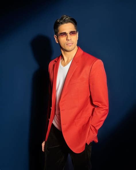 4 Poses To Learn From Sidharth Malhotra For A Handsome Hunk Photoshoot ...