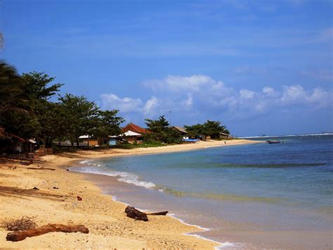 Pantai Ujung Genteng : Lokasi, Fasilitas & Tiket Masuk 2024