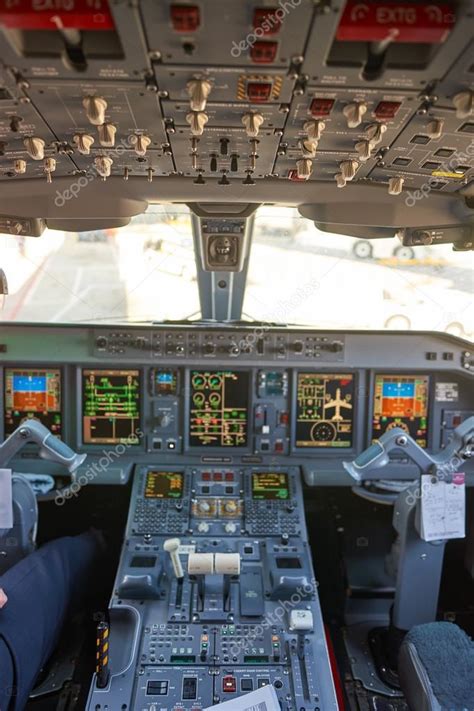 Inside of Embraer 190 cockpit – Stock Editorial Photo © teamtime #125314622