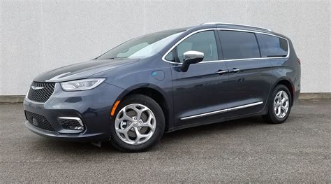 6 Cool Things about the 2021 Chrysler Pacifica Hybrid | The Daily Drive | Consumer Guide®