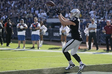 Oakland Raiders rookie Foster Moreau emerging as red zone threat | Las Vegas Review-Journal