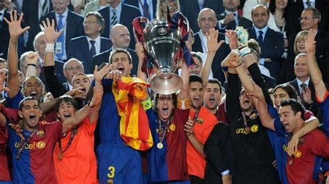 Barcelona's players celebrate with the trophy after the 2009 UEFA ...