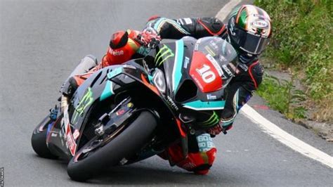 Isle of Man TT: Peter Hickman shatters course lap record in completing Superstock double - BBC Sport