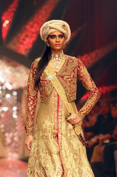 Model Archana Kumar bedecked in the attire of Razia Sultan showcasing ...