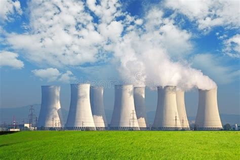 Centrale Nucléaire Avec La Zone Jaune Et Les Grands Nuages Bleus Photo stock - Image du zone ...