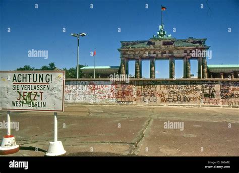 The Berlin Wall and the Brandenburg Gate in Berlin, 1987 Stock Photo ...