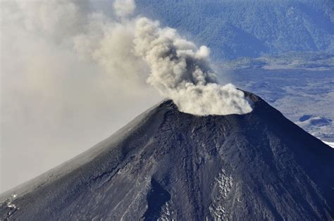 Chile: Volcano Villarrica expels gas and ash in active phase