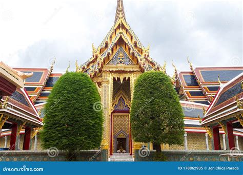 Courtyard Architecture of Bangkok Royal Palace Editorial Image - Image of building, temple ...