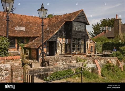 Royal standard of england pub hi-res stock photography and images - Alamy