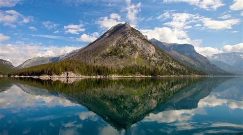 Visit Lake Minnewanka in Alberta | Expedia