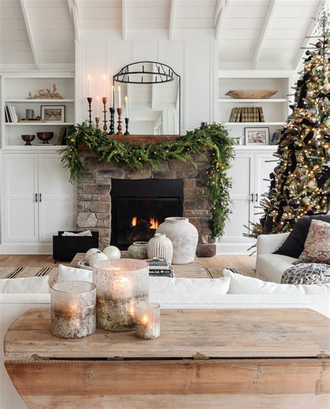 Simple Christmas Mantel Decor - The Lilypad Cottage