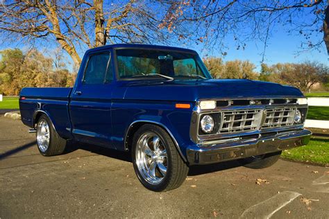 1976 FORD F-100 PICKUP - Front 3/4 - 200900