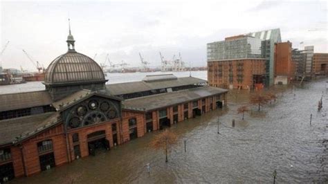 Hamburg steht unter Wasser